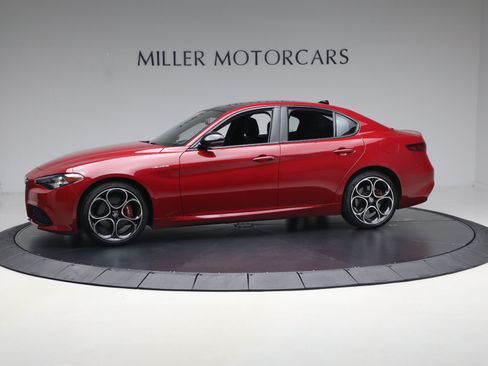 Used 2023 Alfa Romeo Giulia Veloce AWD/4WD image 2