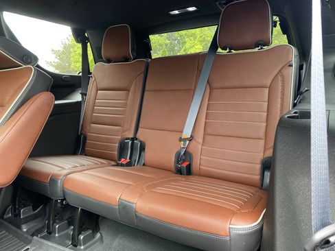 Used 2023 GMC Yukon Denali Ultimate AWD/4WD image 9