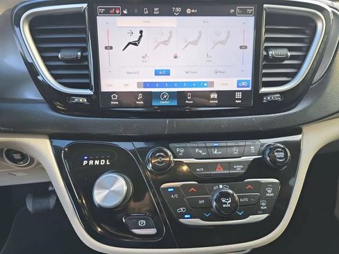 Used 2023 Chrysler Pacifica Touring-L FWD image 16