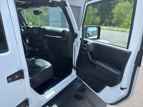 Used 2014 Jeep Wrangler Unlimited Sahara AWD/4WD image 17
