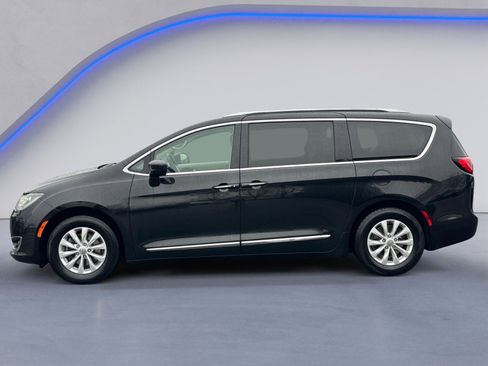 Used 2018 Chrysler Pacifica Touring-L image 12