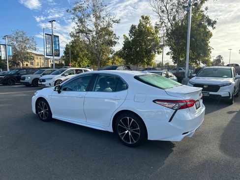 Used 2019 Toyota Camry SE FWD image 4
