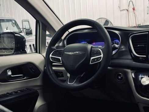 Used 2024 Chrysler Pacifica Touring-L image 28