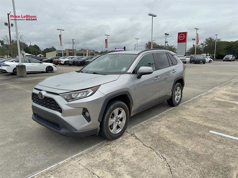 Used 2020 Toyota RAV4 XLE w/ Convenience Package FWD image 3