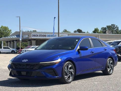 Used 2025 Hyundai Elantra SEL FWD image 11
