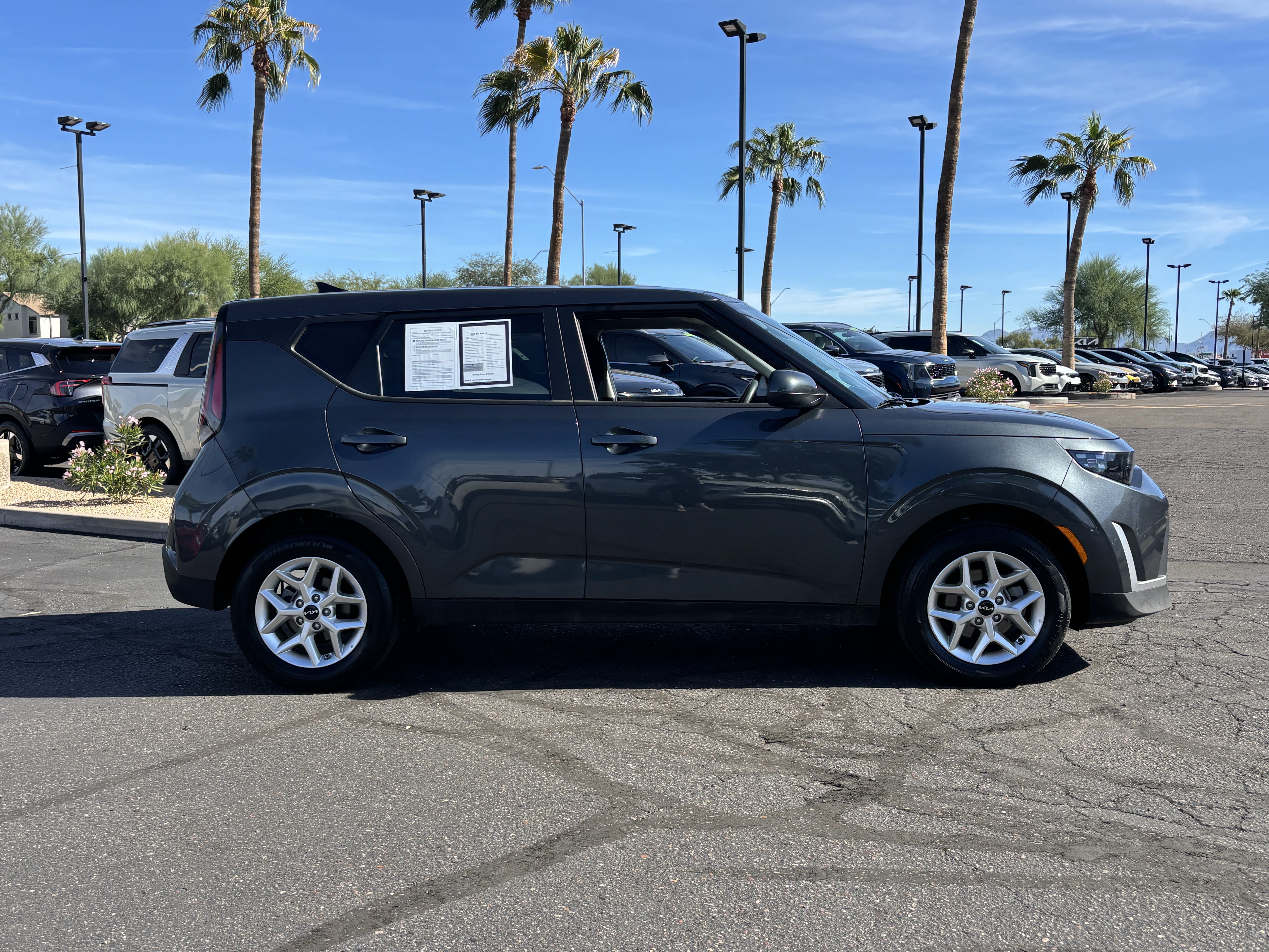Certified 2025 Kia Soul LX w/ LX Technology Package FWD image 2