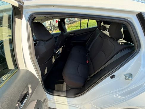 Used 2021 Toyota Prius LE image 18