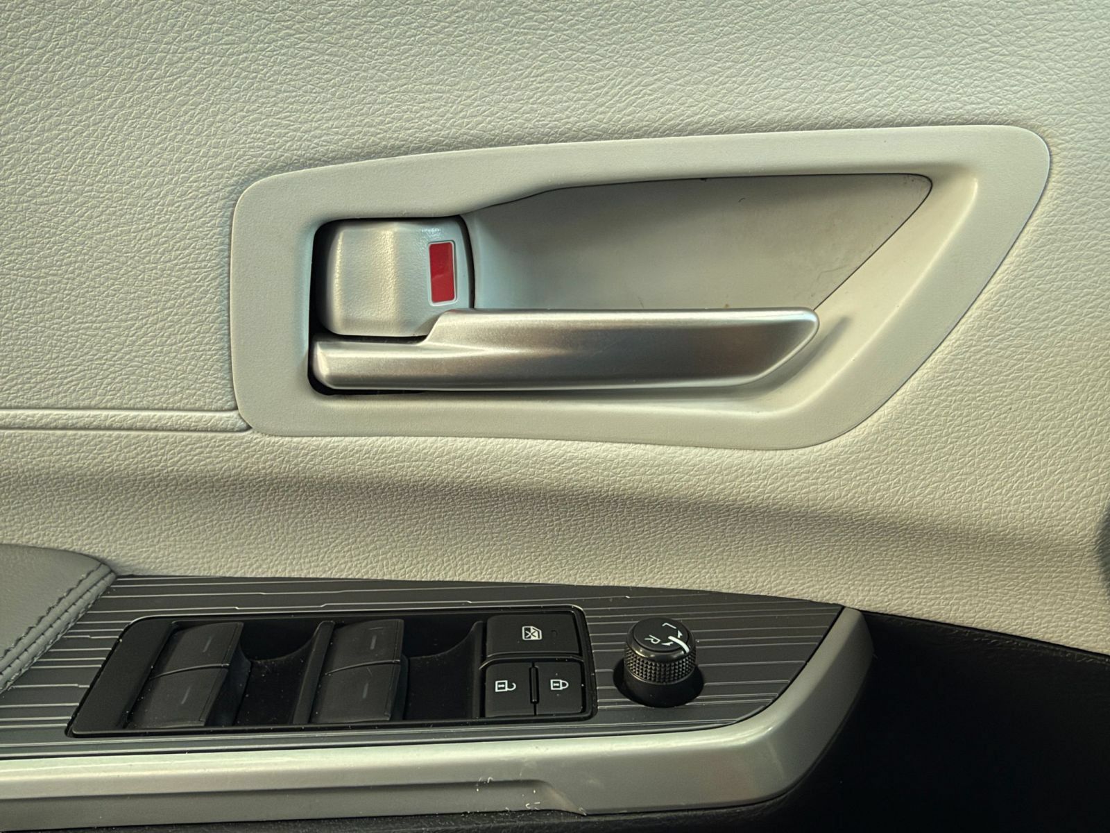 Used 2025 Toyota Sienna XLE FWD image 18