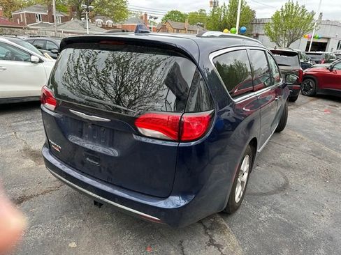 Used 2018 Chrysler Pacifica Touring-L w/ Tire & Wheel Group FWD image 4