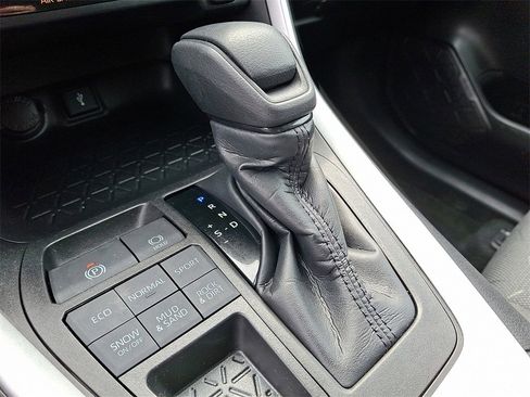 Used 2022 Toyota RAV4 XLE image 16
