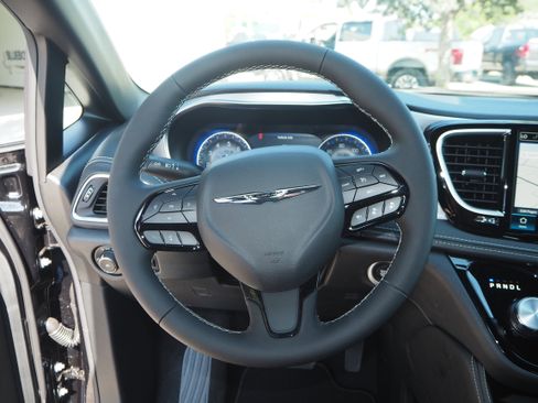 New 2026 Chrysler Pacifica Limited w/ Uconnect Theater Family Group image 24