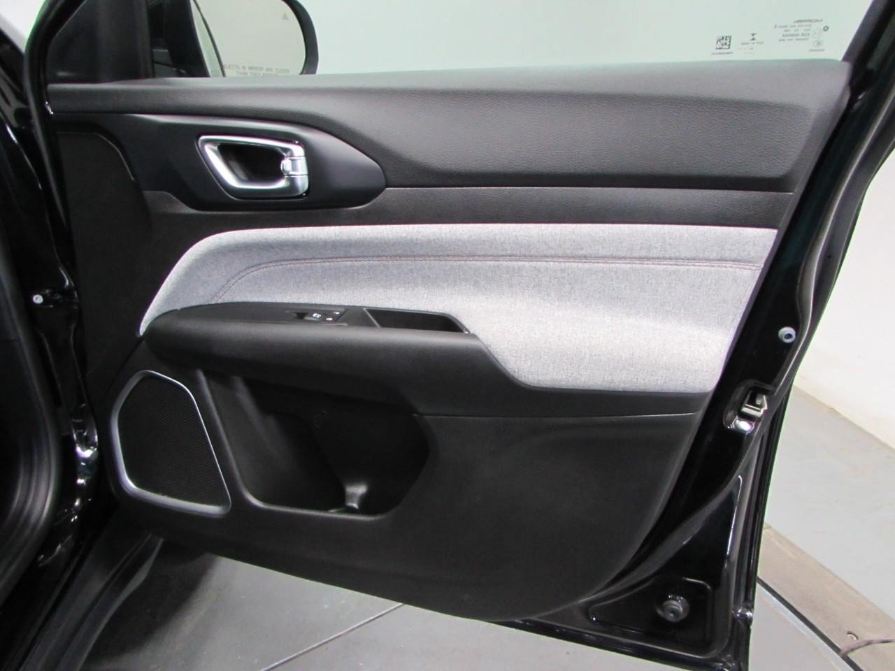 Used 2022 Jeep Compass Latitude AWD/4WD image 16