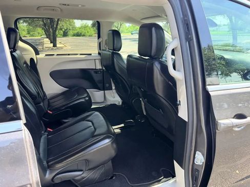 Used 2023 Chrysler Pacifica Touring-L FWD image 22