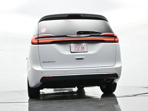 Used 2023 Chrysler Pacifica Touring-L FWD image 34
