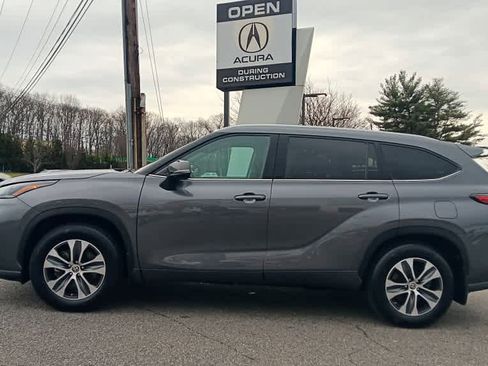 Used 2022 Toyota Highlander XLE image 2