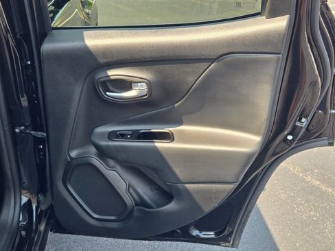 Used 2023 Jeep Renegade Latitude AWD/4WD image 9