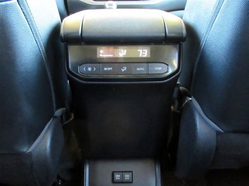 Used 2020 Toyota Highlander XLE image 27