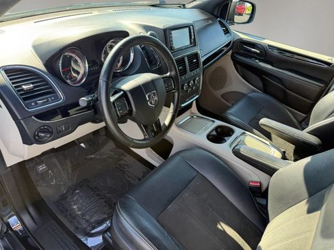 Used 2019 Dodge Grand Caravan SXT FWD image 11