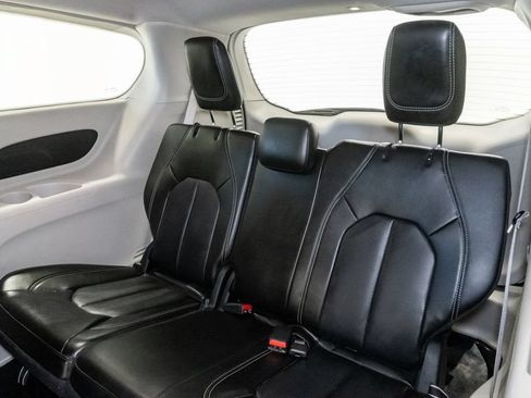 Certified 2024 Chrysler Pacifica Touring-L FWD image 26