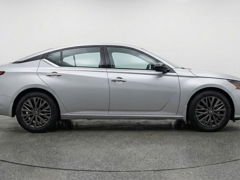 Used 2025 Nissan Altima 2.5 SV image 11