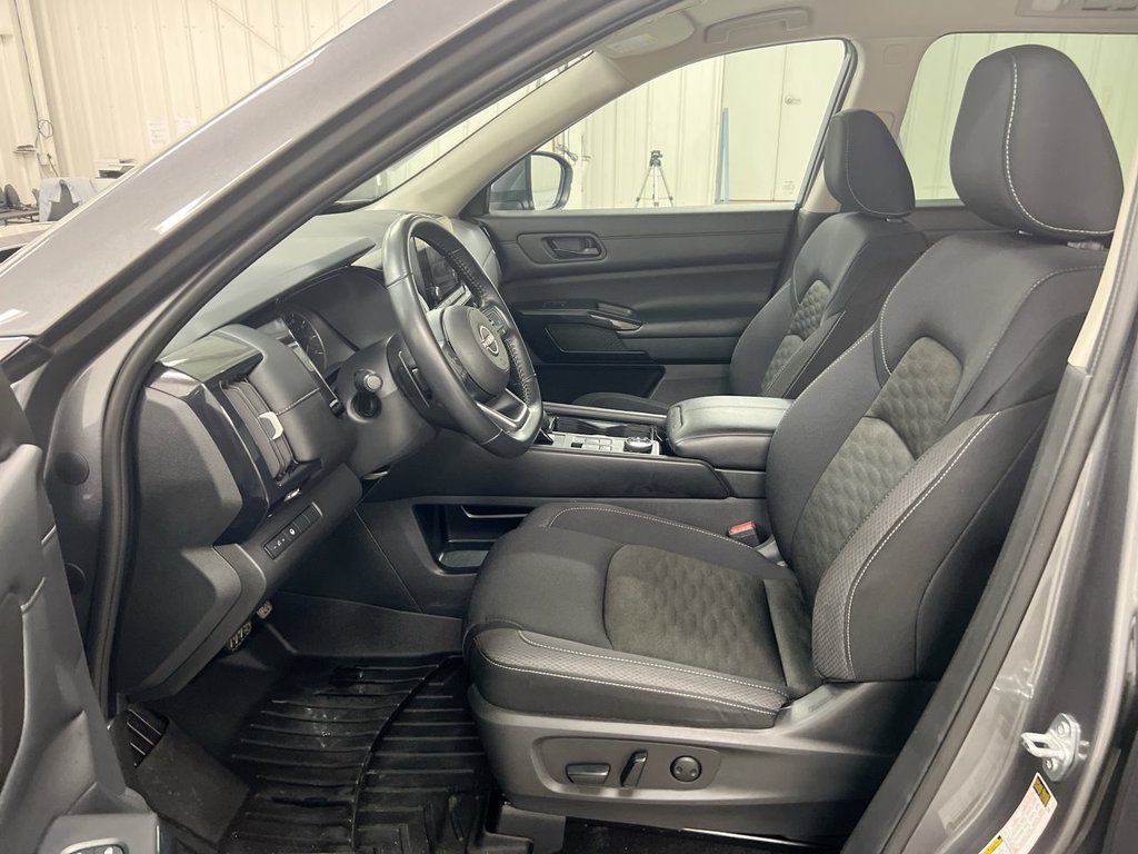 Used 2024 Nissan Pathfinder SV w/ Black Appearance Package AWD/4WD image 19