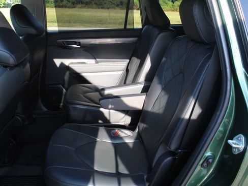 Used 2023 Toyota Highlander Platinum AWD/4WD image 30