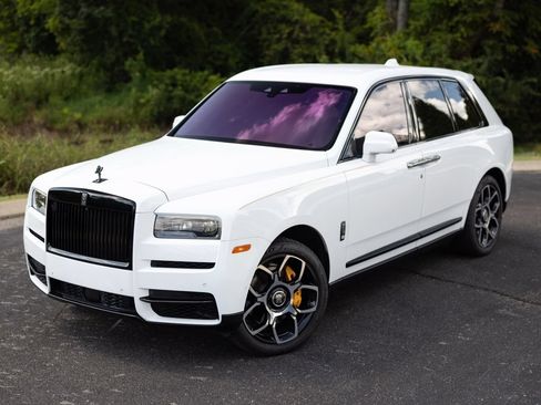Certified 2022 Rolls-Royce Cullinan Black Badge w/ Dark Exterior Package AWD/4WD image 4