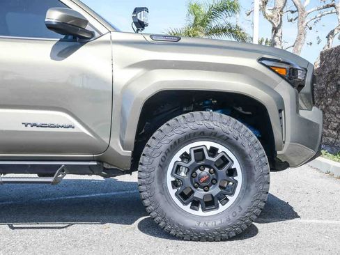 Used 2025 Toyota Tacoma TRD Sport w/ TRD Sport Upgrade Package image 13
