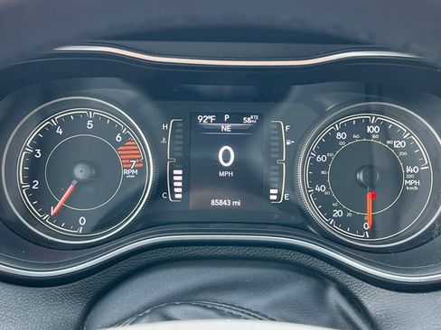 Used 2019 Jeep Cherokee Latitude Plus w/ Cold Weather Group AWD/4WD image 18