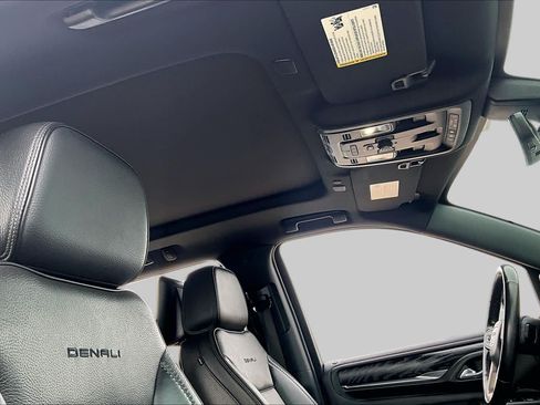 Used 2021 GMC Yukon Denali w/ Denali Premium Package RWD image 14