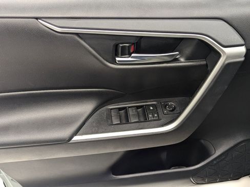 Used 2021 Toyota RAV4 XLE image 10