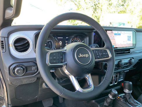 Used 2025 Jeep Wrangler Sahara image 33