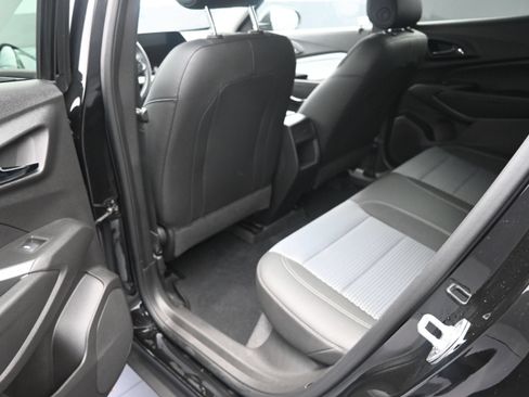 Used 2025 Chevrolet Trax LT w/ LT Convenience Package FWD image 24