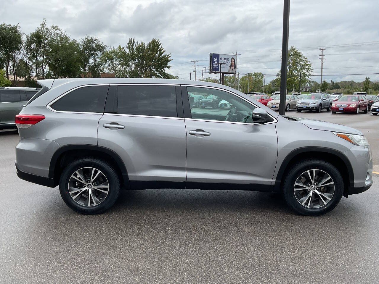 Used 2019 Toyota Highlander LE FWD image 9