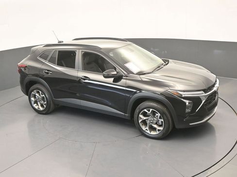 Used 2025 Chevrolet Trax LT w/ Driver Confidence Package image 48