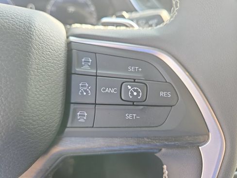 Used 2024 Jeep Grand Cherokee Limited w/ Luxury Tech Group II AWD/4WD image 16