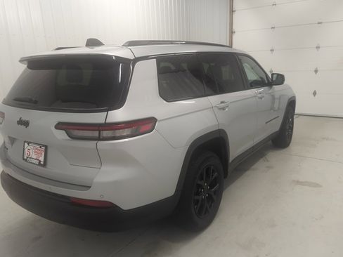 Used 2024 Jeep Grand Cherokee L Laredo image 4