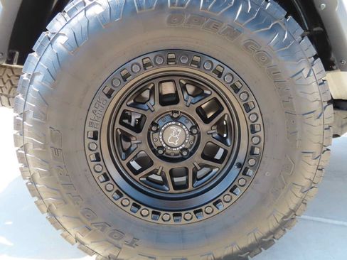 Used 2023 Jeep Gladiator Sport AWD/4WD image 10