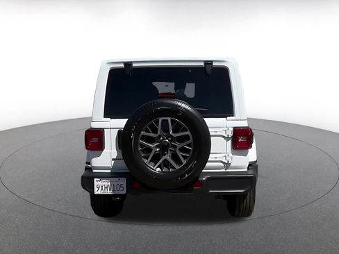Used 2025 Jeep Wrangler Unlimited Sahara AWD/4WD image 10