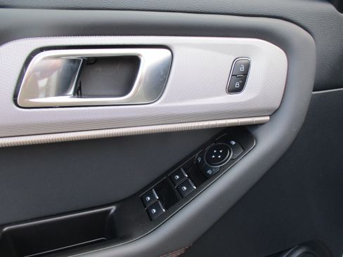 Used 2025 Ford Explorer Active AWD/4WD image 14