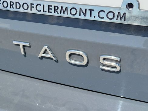 Used 2023 Volkswagen Taos SE w/ Panoramic Sunroof Package FWD image 6