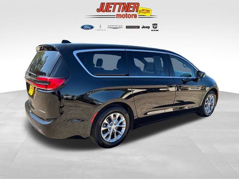 Used 2026 Chrysler Pacifica Limited FWD image 5