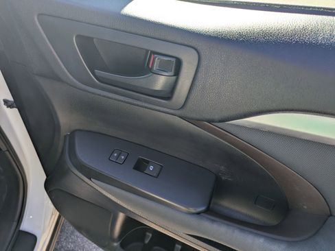 Used 2019 Toyota Highlander LE image 31