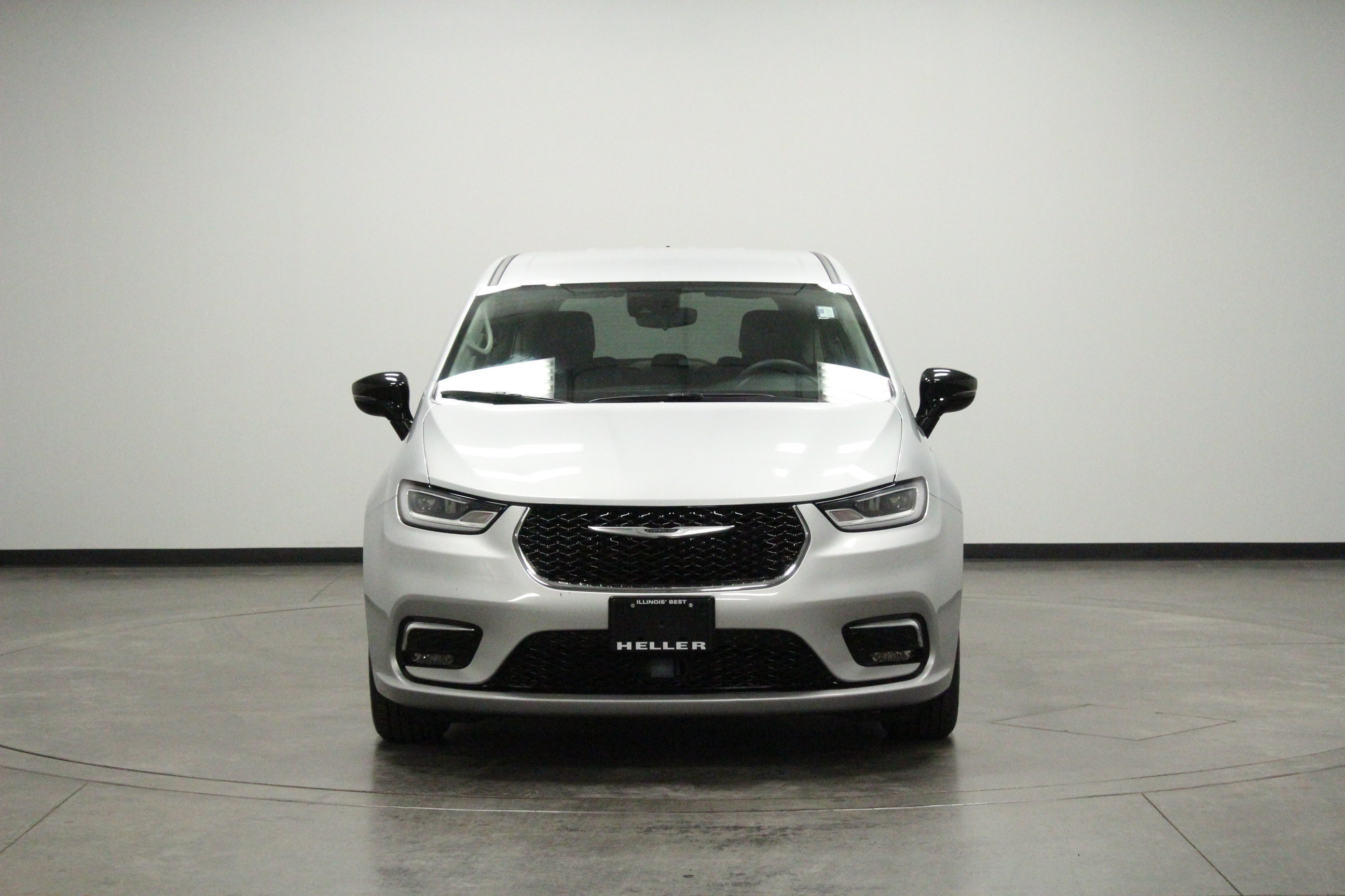 Used 2024 Chrysler Pacifica Touring-L FWD image 3