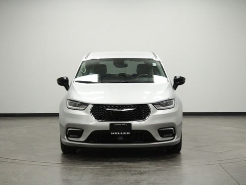 Used 2024 Chrysler Pacifica Touring-L FWD image 3
