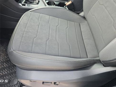 New 2026 Volkswagen Taos SE FWD image 16