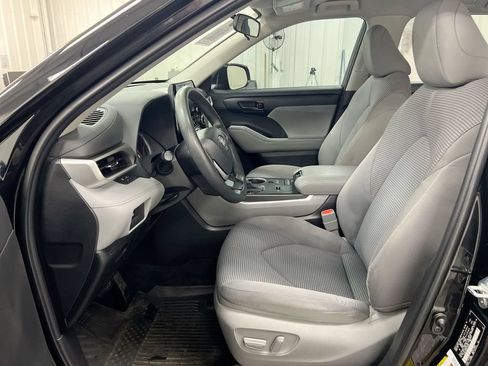 Used 2022 Toyota Highlander L FWD image 19
