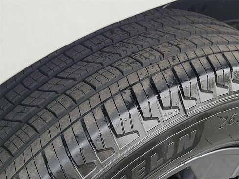 Used 2025 Nissan Frontier SV image 8