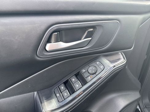 Used 2024 Nissan Rogue SV AWD/4WD image 13