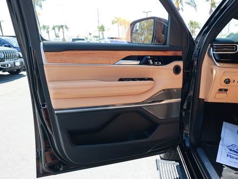 Used 2022 Jeep Grand Wagoneer Series III AWD/4WD image 19